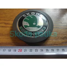 Skoda Fabia I. Emblem, Emblem in der oberen Motorabdeckung