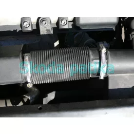   Skoda Octavia 1.4 16V BCA Luftfilter-Verbindungsrohr an der Vorderwand