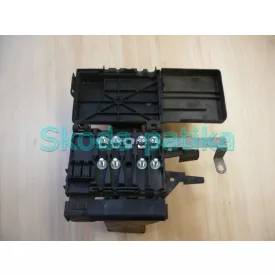 Skoda Octavia Sicherungshalter oben auf der Batterie