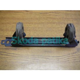 Skoda Octavia 2 vordere Auspuffhalterung