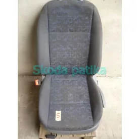 Skoda Octavia, linker Vordersitz, blaues Muster