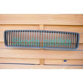   Zentrales Kunststoffgitter für die vordere Stoßstange des Skoda Superb