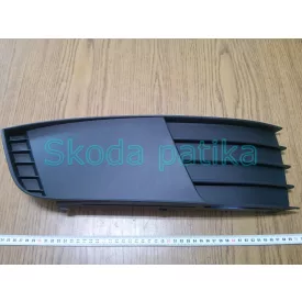   Skoda Octavia III vorderer Stoßfänger, rechter Rand des Kühlergrills;