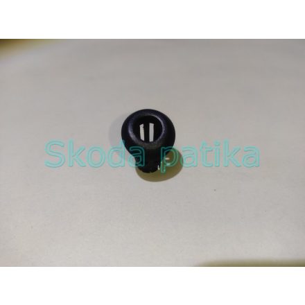 Skoda Fabia II hátsó fekete ajtózár lenyomó gomb köré vezető hüvely