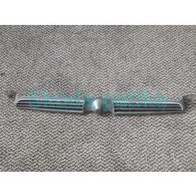 Kunststoffeinsatz im Metallgrill des Skoda Felicia