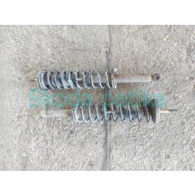   Skoda Felicia hat den hinteren Stoßdämpfer (Heckbein) paarweise zerlegt