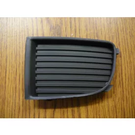   Aftermarket-Kunststoffgitter als Ersatz für den linken Nebelscheinwerfer des Skoda Fabia