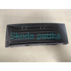   Skoda Fabia zerlegter Grill neben Nebelscheinwerfer rechts geschlossen