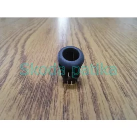 Skoda-Fabia-hatso-ajtozar-lenyomo-gomb-kore-vezeto-huvely