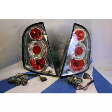 Skoda-Fabia-feher-hatso-lampa-par