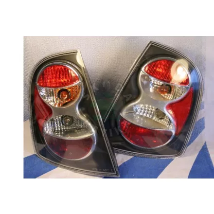 Skoda-Fabia-fekete-hatso-lampa-par-02