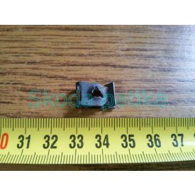   Skoda Octavia II und Superb I. Blechmutter zur Befestigung der Kunststoffgehäuseabdeckung und des Trommeleinsatzes