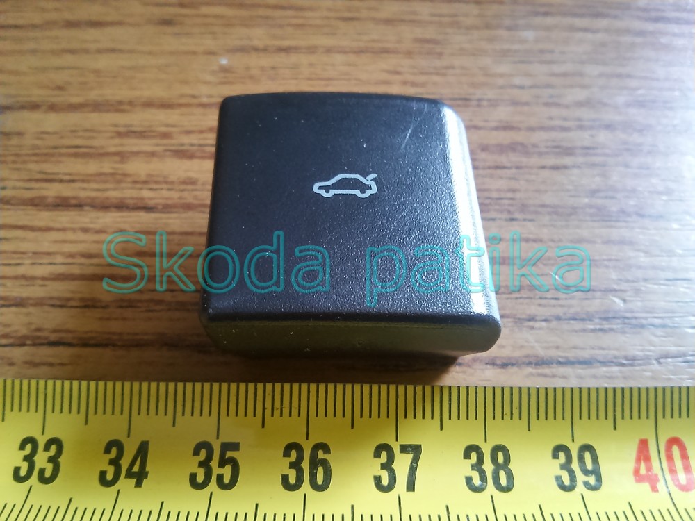 Image of Skoda Fabia I. csomagtér ajtó nyitó kar burkolat (ülés mellett)
